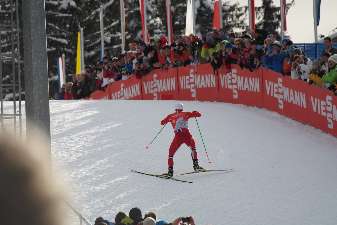 Der Langläufer in der Steigung